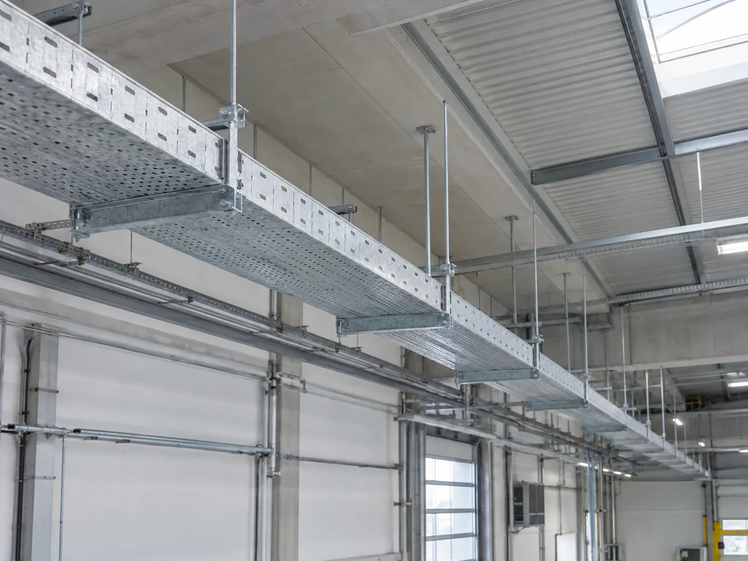 Gitterrinnen Installation unter Hallendach, moderne Kabeltragsysteme Montage